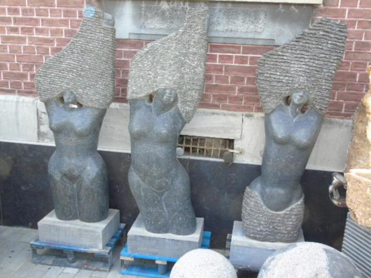beeld van een naakte vrouw in blauwe steen!, Tuin en Terras, Tuinbeelden, Zo goed als nieuw, Mensenbeeld, Steen, Ophalen