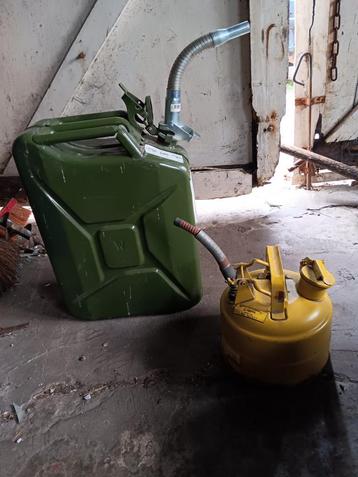 2 ijzeren kannen met giet tuit beschikbaar voor biedingen