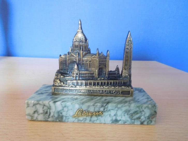 Souvenir van de Lisieux-basiliek, Antiek en Kunst, Antiek | Religieuze voorwerpen, Ophalen of Verzenden