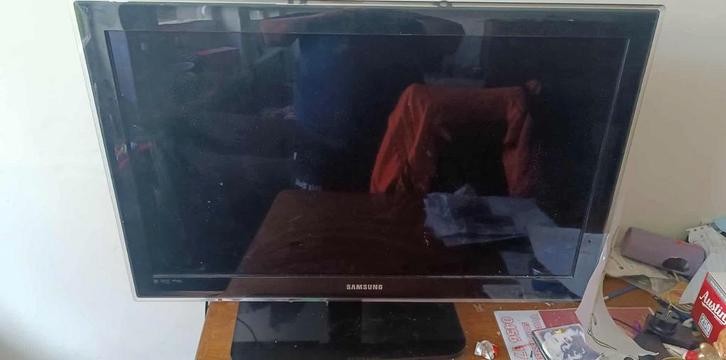 Tv Samsung led 100cm a vendre avec support centrale, TV, Hi-fi & Vidéo, Télévisions, LED, Samsung, Enlèvement