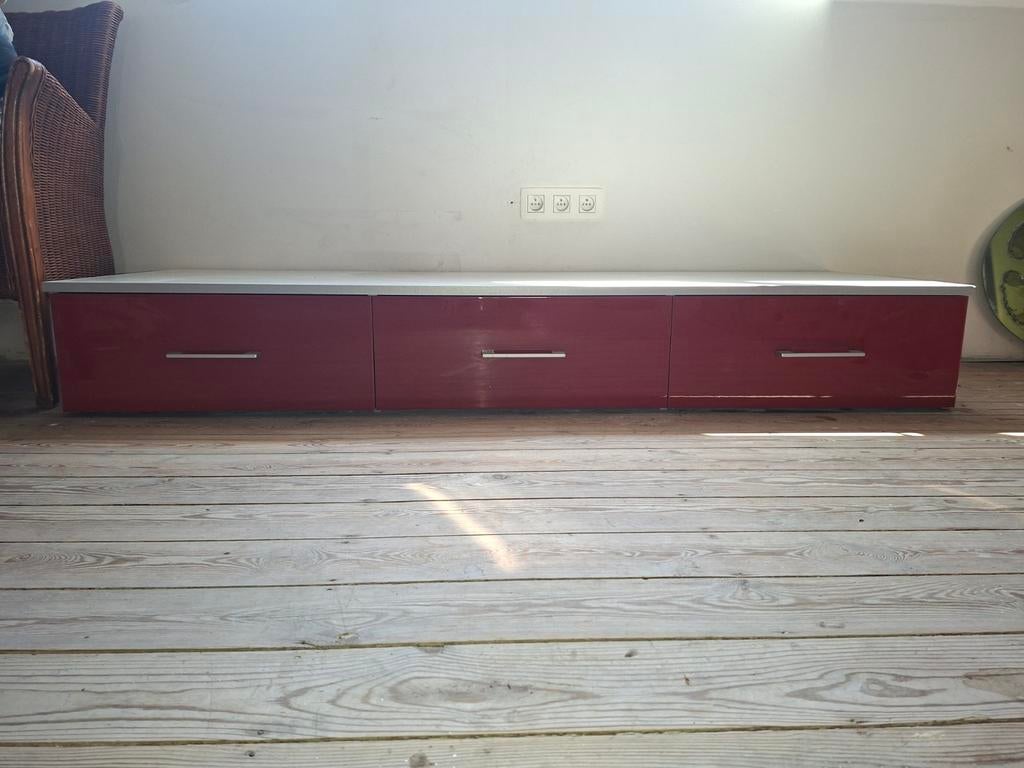 GRATIS, Rood TV meubel,  enkel vandaag af te halen op 2e ver, Enlèvement