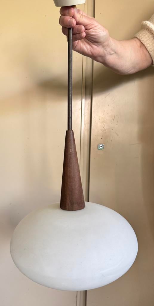 Lampe suspendue vintage en opaline et teck Louis Kalff, Enlèvement, Verre
