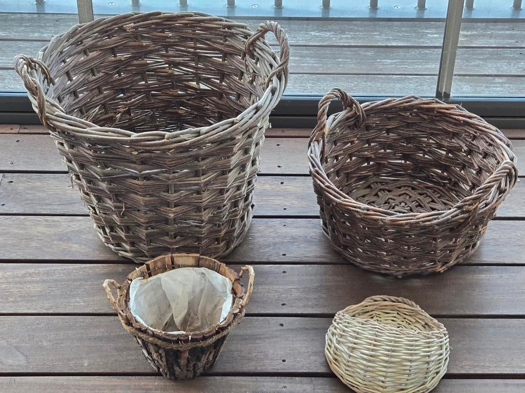 Quatre articles, deux paniers anciens en osier et un panier, Enlèvement ou Envoi, Comme neuf, Osier, Panier