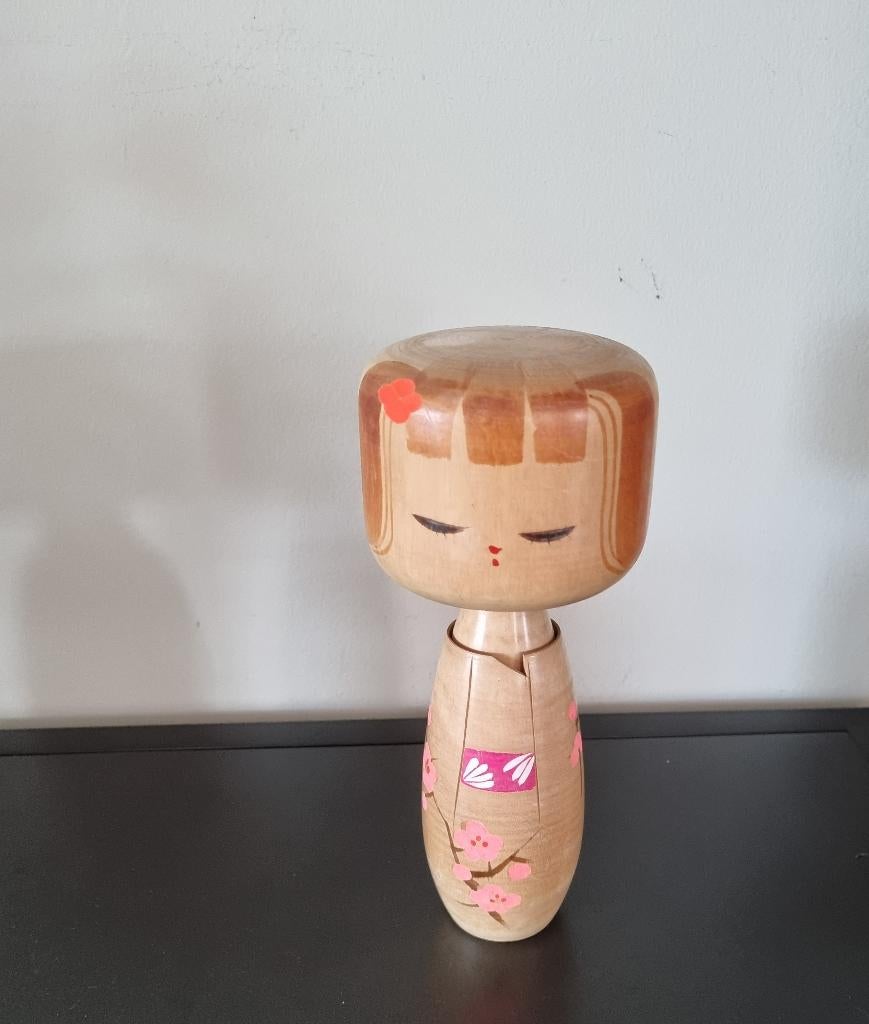 Mooie Kokeshi van (vermoedelijk) Miyashita Hajime, Verzenden