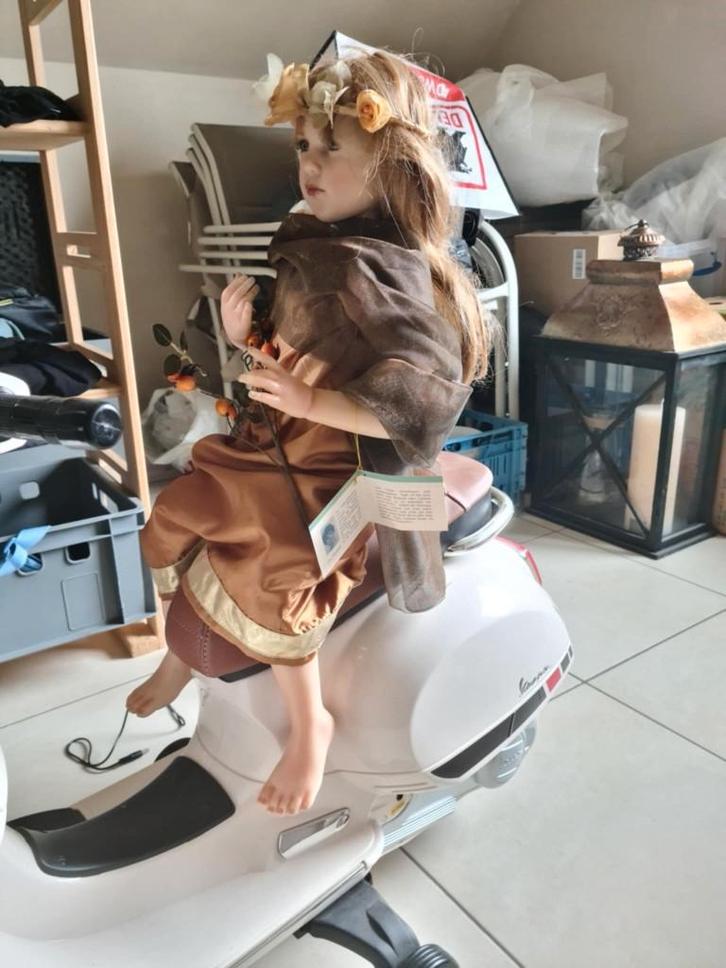 Poupée en porcelaine 70 cm sur VESPA, Collections, Poupées, Comme neuf, Poupée, Enlèvement