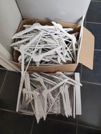 2 volle dozen met kapstokken/kledinghangers, Ophalen