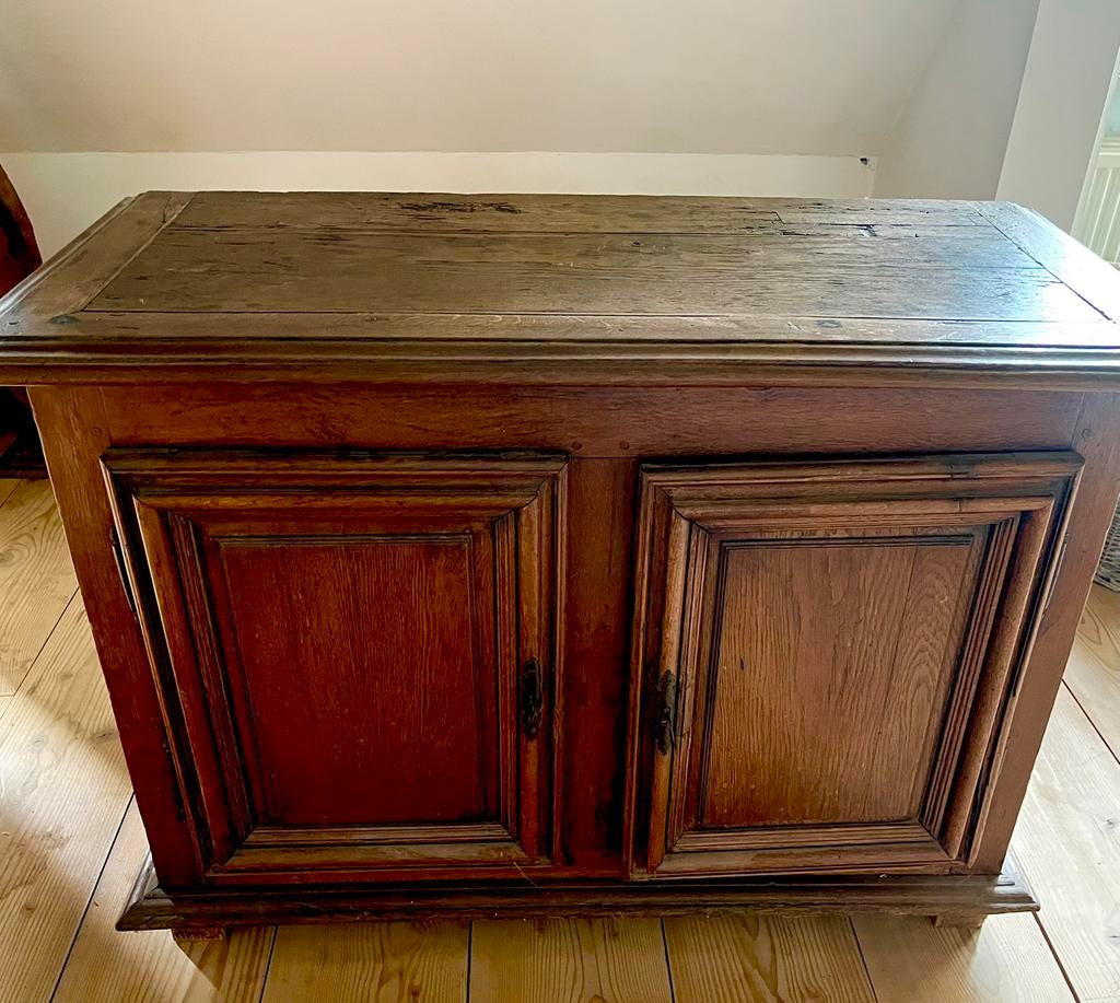 Lage antieke kast, Ophalen