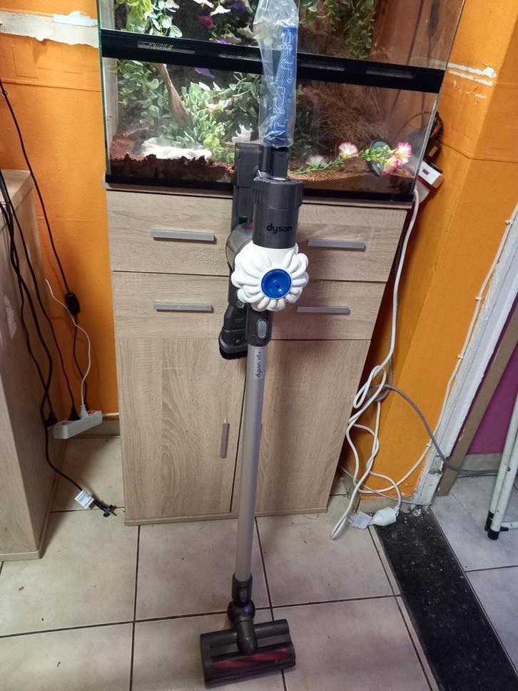 Dyson v6+ Complet support embout+brosse motorisé, Elektronische apparatuur, Stofzuigers, Gebruikt, Reservoir, Ophalen of Verzenden