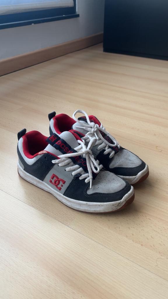 DC shoenen, Kinderen en Baby's, Kinderkleding | Schoenen en Sokken, Ophalen, Gebruikt, Schoenen, Jongen
