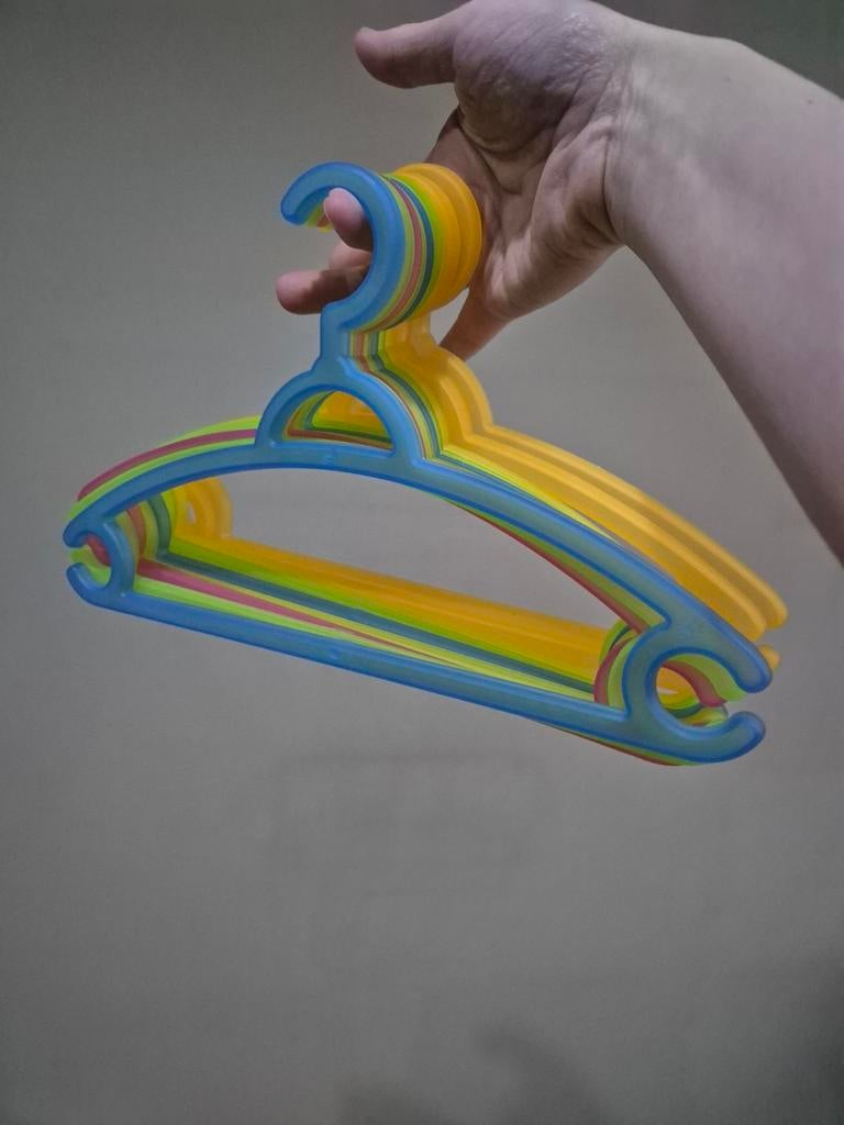 8 kinderkapstokjes/kledinghangers, Enlèvement