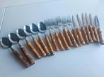 18 couverts en acier inoxydable avec des manches en bambou