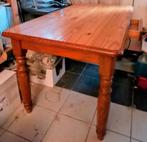 table en pin avec deux chaises en rotin, Enlèvement, Comme neuf, Pin