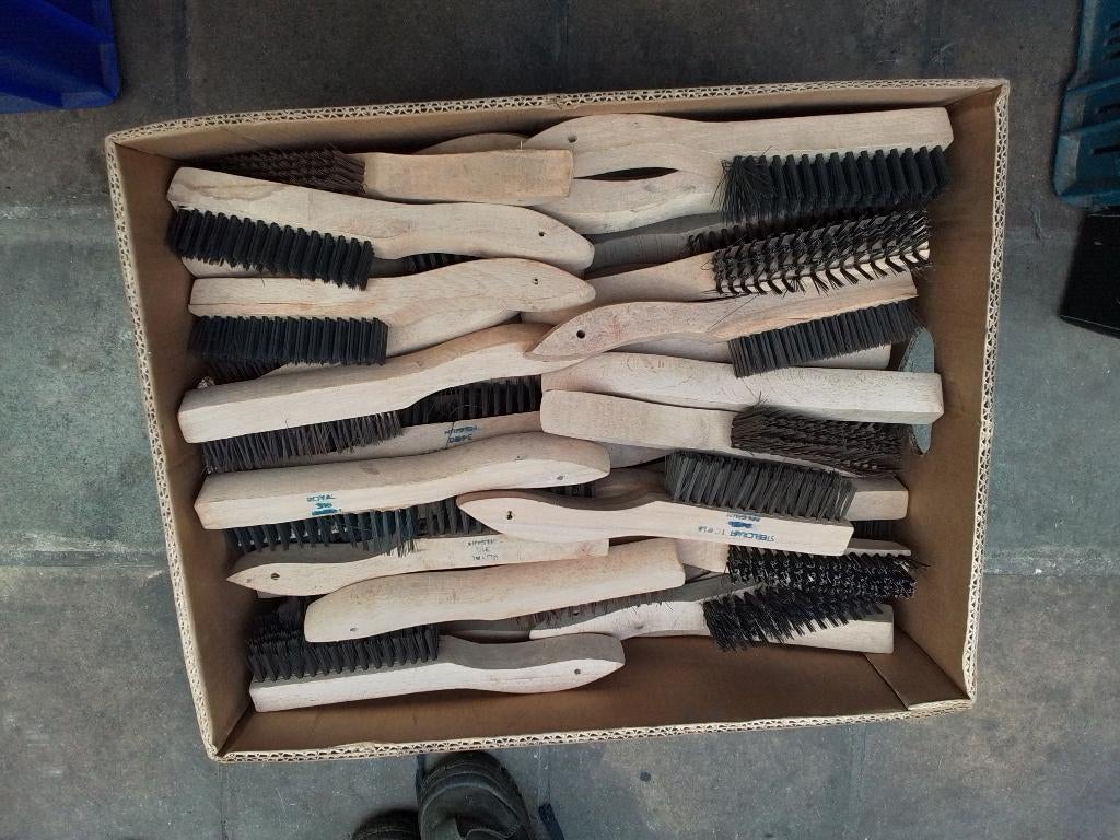 100 brosses à main, Bricolage & Construction, Outillage | Outillage à main, Enlèvement