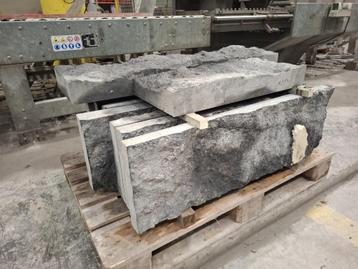 Tegels met oppervlakte korst Belgische Blauwe Hardsteen beschikbaar voor biedingen