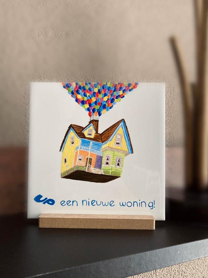 Handbeschilderd tegeltje“op een nieuwe woning” Disney UP, Huis en Inrichting, Woonaccessoires | Overige, Nieuw, Ophalen of Verzenden