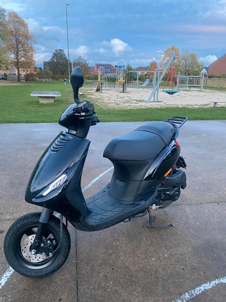 Piaggio zip 4t iget eu 5, Fietsen en Brommers, Scooters | Piaggio, Zo goed als nieuw, Zip, Ophalen