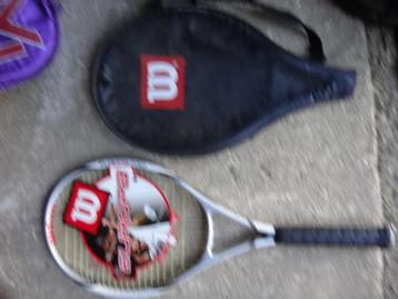Tennisracket en skispalding beschikbaar voor biedingen