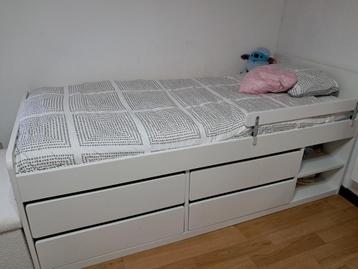 2 bedden 9x200 IKEA beschikbaar voor biedingen