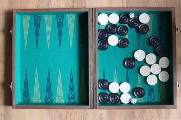 Backgammon in hout  disponible aux enchères