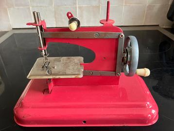 Retro kindernaaimachine Frankrijk beschikbaar voor biedingen