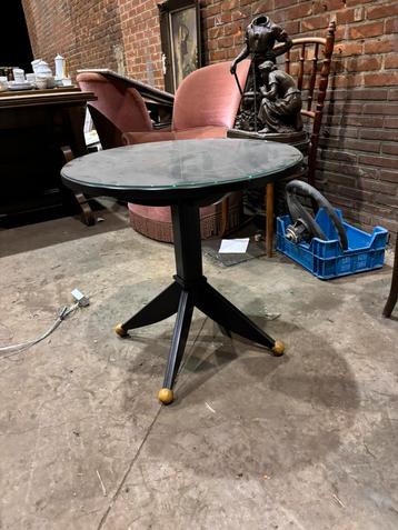Vintage salontafeltje beschikbaar voor biedingen
