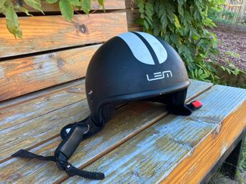 Brommer helm beschikbaar voor biedingen