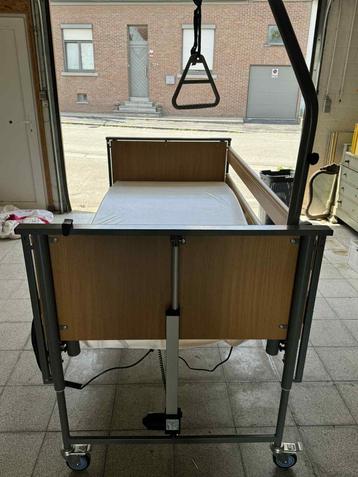 Lit médicalisé électrique avec barrières et potence, 90 cm, Brun, Enlèvement, Bois