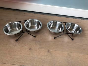 Roestvrij metalen etensbakjes en houder voor grote katten. beschikbaar voor biedingen