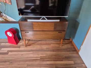 Vintage radio/platenspeler beschikbaar voor biedingen