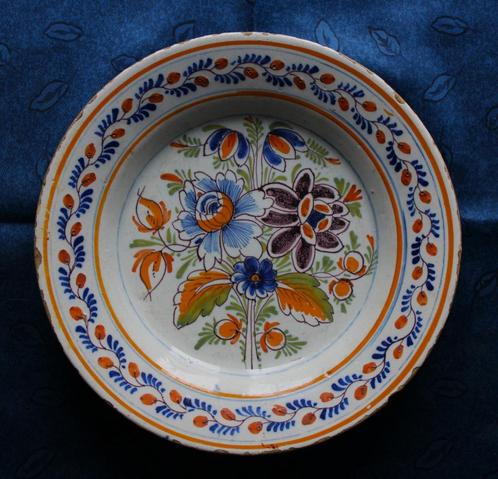 Achtiende Eeuws Handgeschilderd Delfts bord.Diameter 23,3cm., Antiek en Kunst, Antiek | Keramiek en Aardewerk, Ophalen of Verzenden