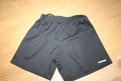 Maat 128 - Kipsta - zwarte sport of voetbal short, Enfants & Bébés, Vêtements enfant | Taille 128, Comme neuf, Garçon, Vêtements de sport ou Maillots de bain