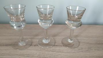 Vintage - 3 kleine alcoholglaasjes op een steel beschikbaar voor biedingen