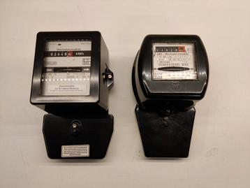 2 stuks analoge kWh - energiemeter