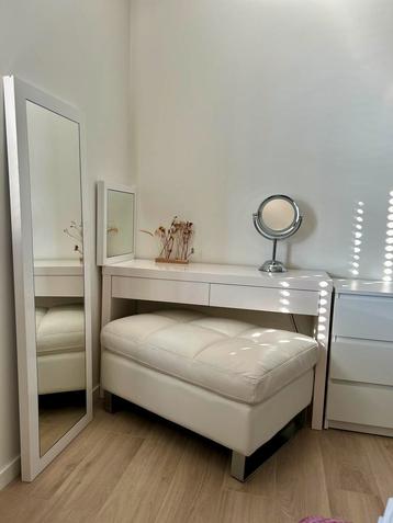 Elegante set: makeup tafel, 2 spiegels en een poef beschikbaar voor biedingen