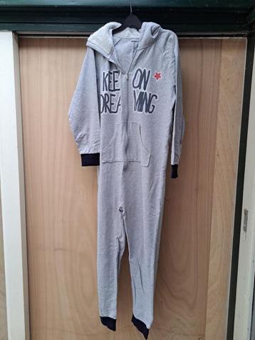 knusse onesie disponible aux enchères