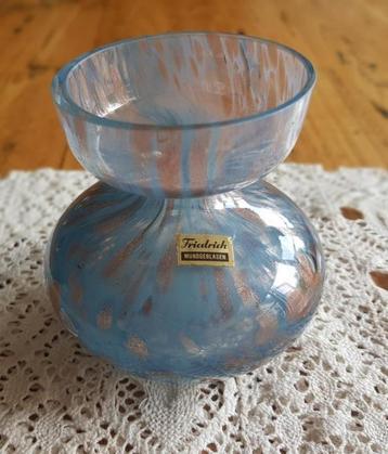 Lichtblauw kristallen vaasje met koper accenten, Friedrich beschikbaar voor biedingen