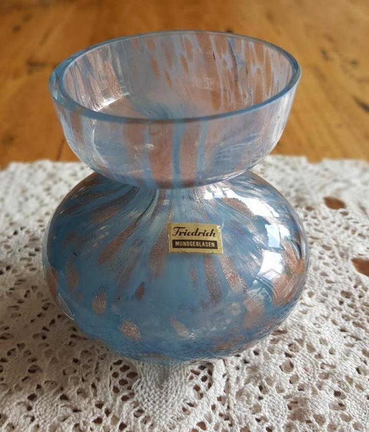 Lichtblauw kristallen vaasje met koper accenten, Friedrich, Antiek en Kunst, Antiek | Glaswerk en Kristal, Ophalen of Verzenden