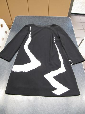 jurk zwart met witte print A-lijn, lange mouw, 38