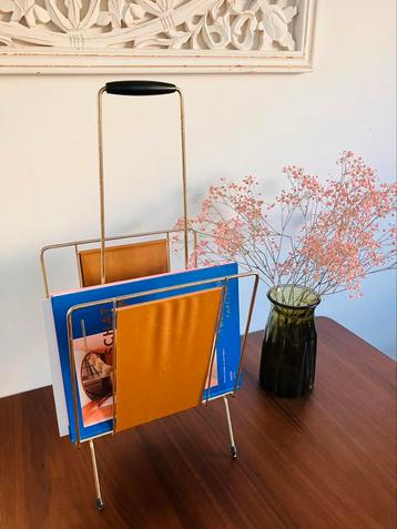 Mooie goudkleurig vintage krantenbak met skai  beschikbaar voor biedingen