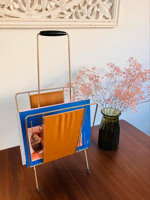 Mooie goudkleurig vintage krantenbak met skai, Huis en Inrichting, Woonaccessoires | Krantenbakken en Lectuurbakken, Zo goed als nieuw