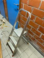 Escabeau pliant en aluminium – 2 marches + plateforme, Bricolage & Construction, Échelles & Escaliers, Enlèvement, Comme neuf