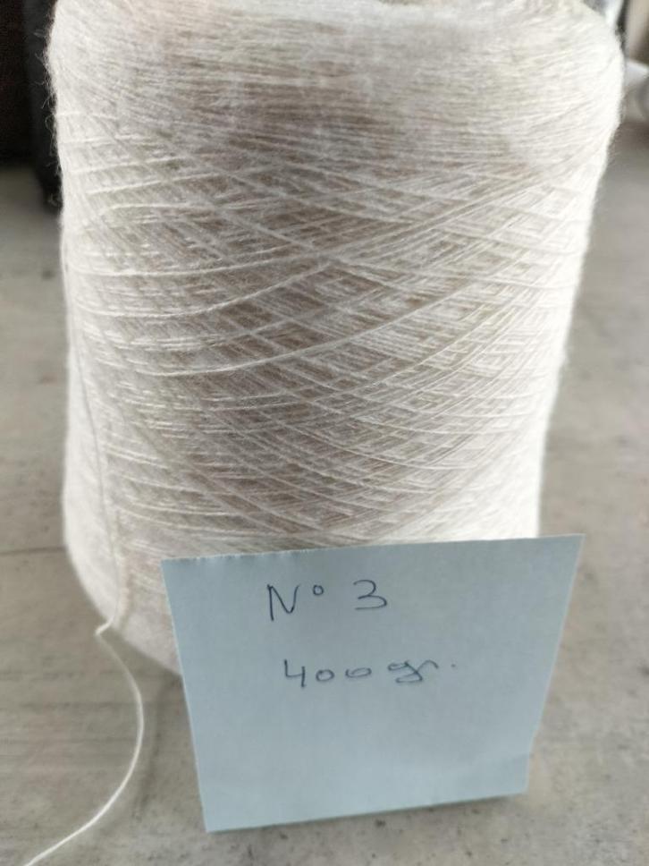Witte wollen kegel nr. 3 (400 gr)., Hobby en Vrije tijd, Breien en Haken, Ophalen of Verzenden