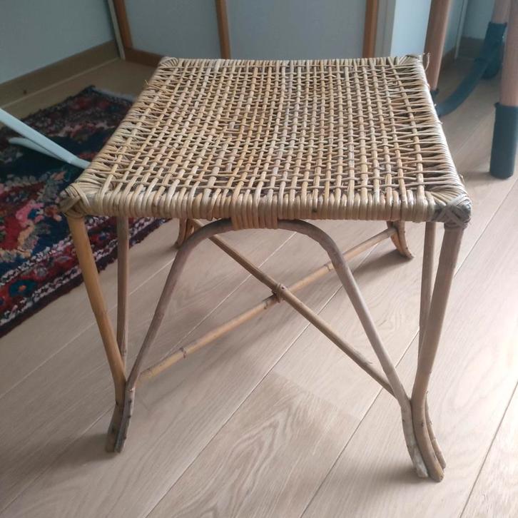 vintage rieten krukje of plantenhouder, Huis en Inrichting, Krukjes, Gebruikt, Ophalen