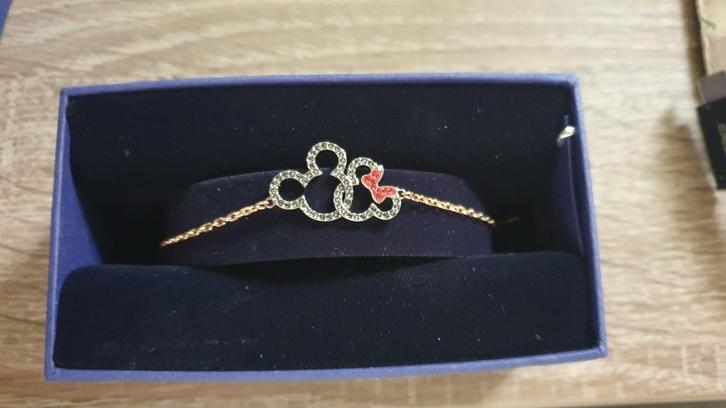 Bracelet Swarovski Mickey et Minnie plaqué or rose neuf, Handtassen en Accessoires, Armbanden, Nieuw, Goud, Goud, Ophalen