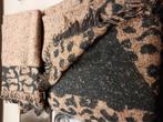 Beige sjaal  met zwarte luipaardprint., Ophalen of Verzenden, Zo goed als nieuw, Sjaal