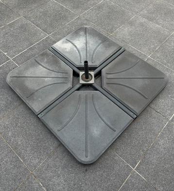 Parasolvoet met 4 betontegels en kruisvoet beschikbaar voor biedingen