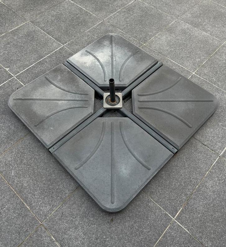 Parasolvoet met 4 betontegels en kruisvoet, Jardin & Terrasse, Parasols, Comme neuf, Base de parasol, Enlèvement