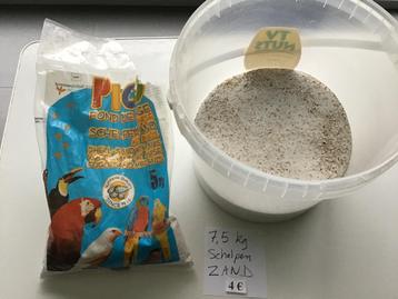 7,5 kg schelpenzand en vele andere vogelkooi attributen beschikbaar voor biedingen