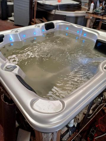 Jacuzzi gratis geleverd geplaatst en 1j garantie  beschikbaar voor biedingen