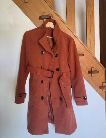 Manteau à double boutonnage orange foncé et orange rouille